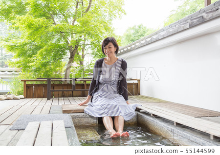 Middle woman woman trip to relax with footbath Middle woman woman trip to relax with footbath 55144599