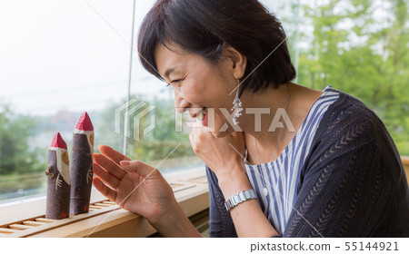 Okazumi Ika Hoshina中年婦女在休息區觀看一對可愛的kokeshi娃娃 55144921