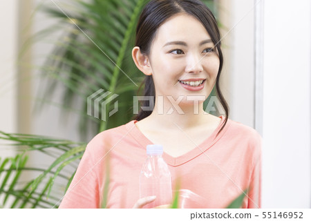 水潤濕保濕半透明年輕女子塑料瓶 55146952