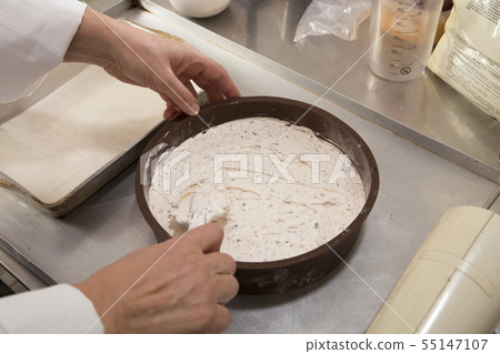 Cooking dacuaz with chopped almonds and chocolate. 55147107