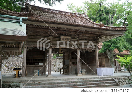 [Shikoku 88 Temples] No. 43 Akashiji Temple Niomon with fresh greenery Seiyo City, Ehime Prefecture 55147327