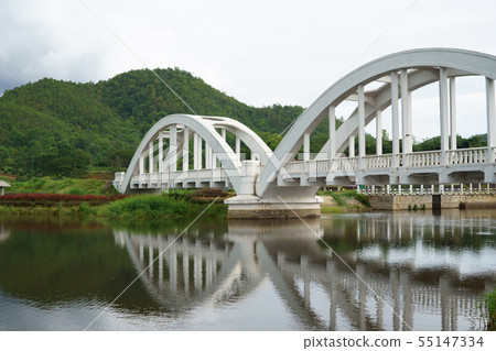 reflection of The Tha Chomphu Railway Bridge  55147334