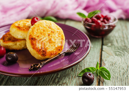 Cottage cheese pancakes on a dark background. Syrniki with fresh mint. Pancakes with cottage cheese 55147953