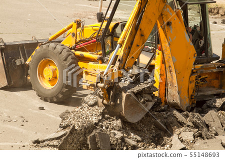 Tractor Dismantles Asphalt 55148693