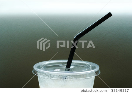 飲料材料:冰咖啡拿鐵奶茶在牆上放置的透明塑料杯灰色背景-照片素材