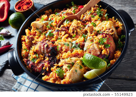 close-up of Arroz con pollo in a pan 55149923