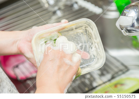 洗衣服的女性 洗衣服的女性 55150575