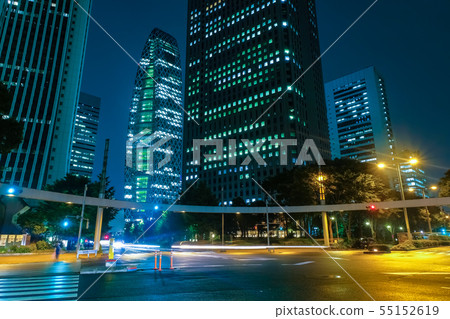 西新宿夜景陰雨天氣(新宿警察局後面交叉路口) 西新宿夜景陰雨天氣(新宿警察局後面交叉路口) 55152619
