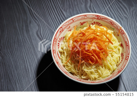 中國麵條和胡蘿蔔在碗裡服務 中國麵條和胡蘿蔔在碗裡服務 55154815