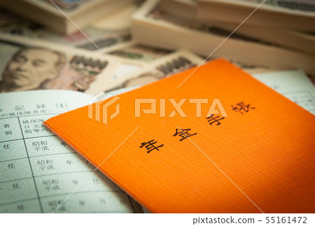 Pension handbook 10,000 yen bill Self-help effort Pension benefit Public pension Public pension Age to start receiving retirement funds 2 books Banknote 55161472