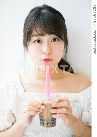 珍珠粉奶茶和年輕的女孩 55163289
