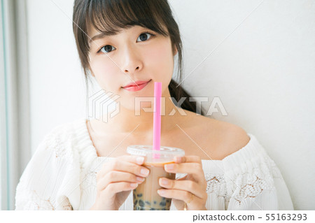 珍珠粉奶茶和年輕的女孩 珍珠粉奶茶和年輕的女孩 55163293