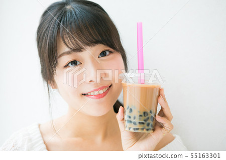 珍珠粉奶茶和年輕的女孩 55163301
