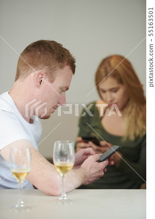 Couple addicted ot social media 55163501