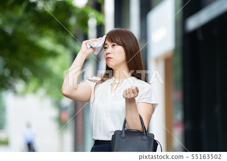 一個女人在炎熱的夏天工作 一個女人在炎熱的夏天工作 55163502