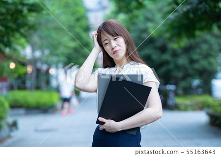 擔心的職業女性 擔心的職業女性 55163643