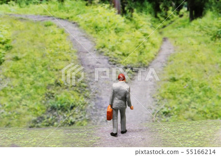 分支路和商人在森林 55166214