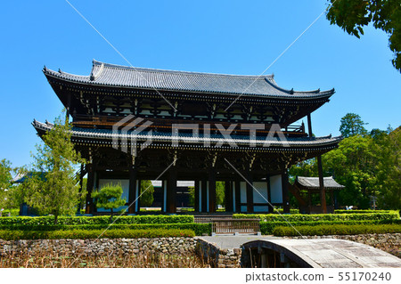 Tofuku-ji Temple Sanmon and Ito Pond 55170240