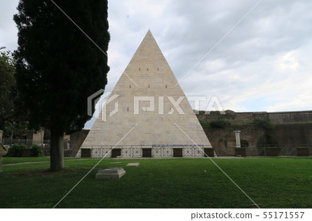 在Caius Kestius羅馬墳塋的古老羅馬金字塔 55171557