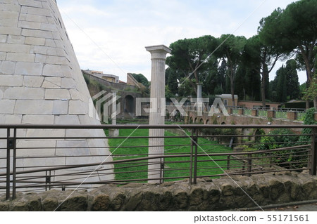 Ancient Roman pyramid in Rome Tomb of Caius Kestius 55171561