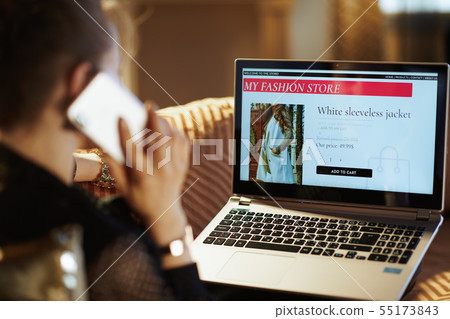 housewife calling artificial intelligence customer support housewife calling artificial intelligence customer support 55173843