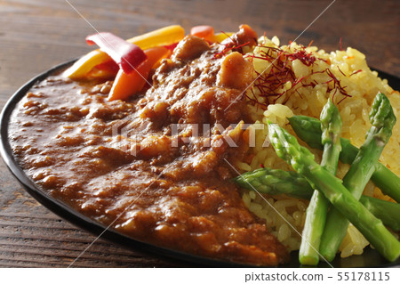 醃製的蘆筍辣椒粉咖哩用番紅花米和夏天菜 醃製的蘆筍辣椒粉咖哩用番紅花米和夏天菜 55178115