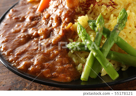 大咖哩配藏紅花米飯和夏季蔬菜 55178121