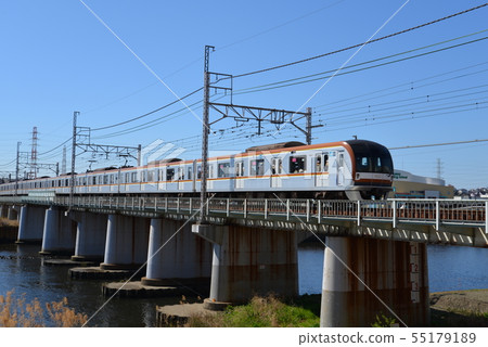 Tokyu Toyoko Line and Tsurumi River (Kohoku Ward, Yokohama City Tsunashima) 55179189