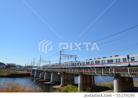 Tokyu Toyoko Line and Tsurumi River (Kohoku Ward, Yokohama City Tsunashima) 55179190