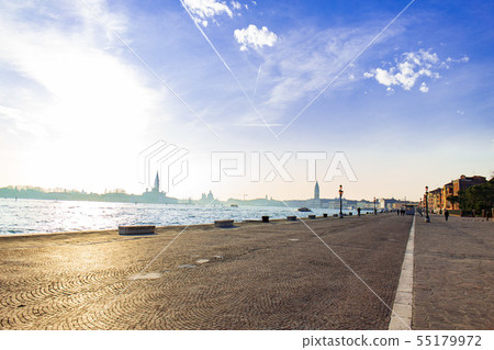 靠海邊 靠海邊 55179972