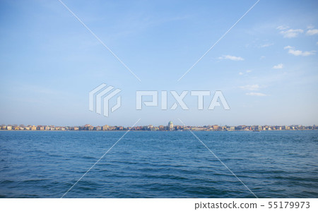 Opposite island 55179973