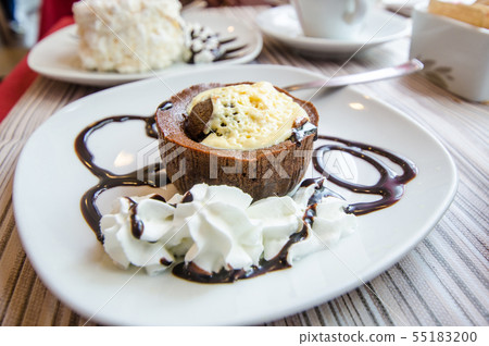 在一個咖啡館的乳蛋糕奶油和巧克力餅在Dolce意大利佛羅倫薩 55183200