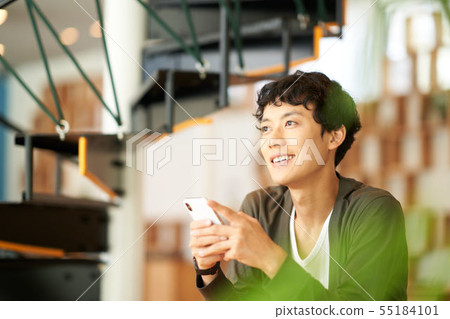 坐20多歲的男性 55184101