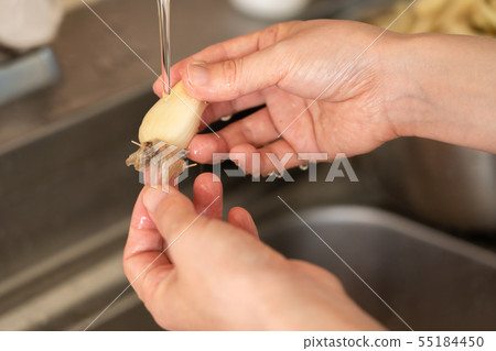 Lucky camel (June) skinned with roots 55184450