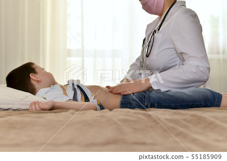 The doctor examines the child belly. The doctor examines the child belly. 55185909