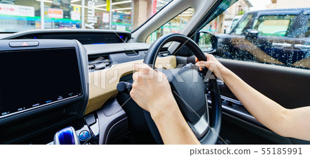 [Traffic image] A scene of a woman going to a convenience store for a break while driving a sales car (with no face) 55185991
