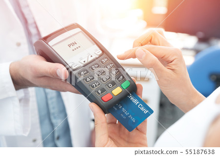 Payment by credit card with terminal 55187638