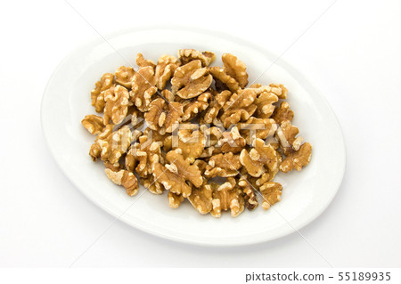 未加工的核桃白色背景 未加工的核桃白色背景 55189935