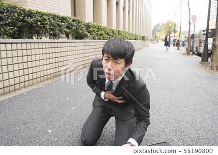 man dying of heart attack 55190800