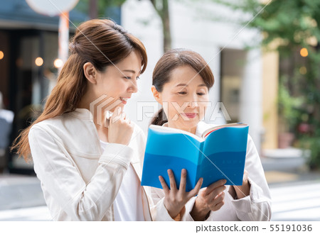 Parents and children who enjoy sightseeing 55191036