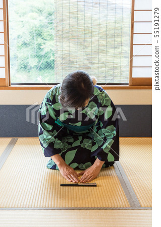 Middle-aged women in yukata wearing manners training for foreign travelers 55191279