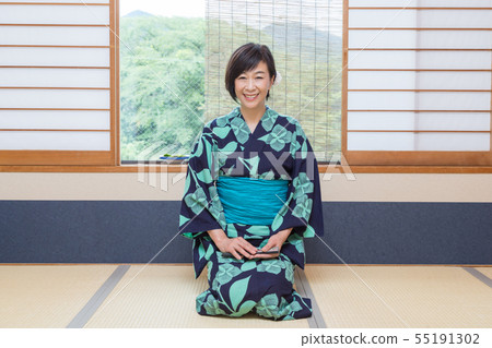 穿浴衣的中年婦女為外國旅客穿著禮儀訓練 55191302