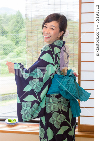 Middle-aged women in yukata wearing manners training for foreign travelers 55191312