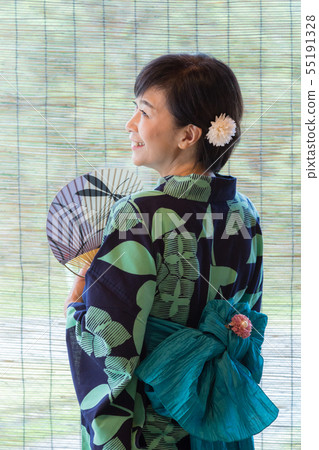 Middle-aged women in yukata wearing manners training for foreign travelers Middle-aged women in yukata wearing manners training for foreign travelers 55191328