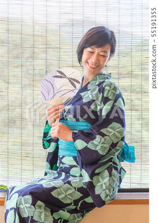 穿浴衣的中年婦女為外國旅客穿著禮儀訓練 55191355