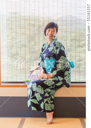 Middle-aged women in yukata wearing manners training for foreign travelers 55191357