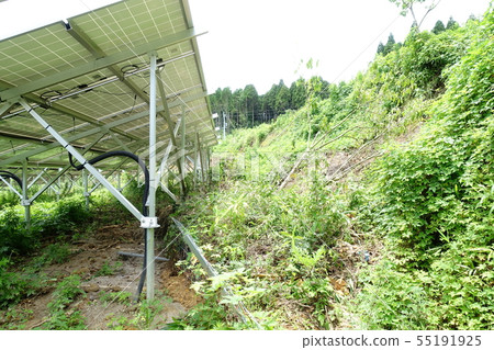 太陽能發電廠因山體滑坡而受損 太陽能發電廠因山體滑坡而受損 55191925
