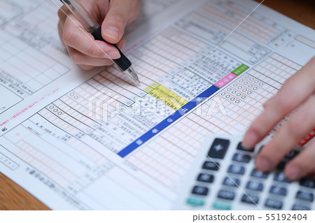 Final declaration (Housewife Tax payment Nonpayment Female Person Documents Application Refund Body parts Faceless Copy space) 55192404