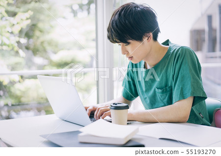 男大學生電腦攝影合作：Keisen Jogakuen大學 55193270