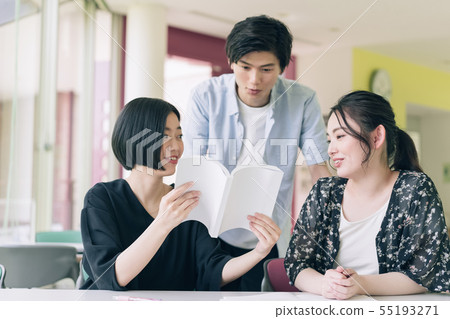Male and female university student study photography cooperation: Keisen Jogakuen University 55193271